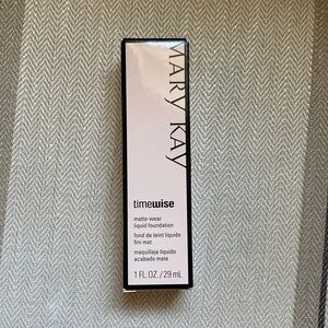 MK NIB Timewise beige 3 matte foundation